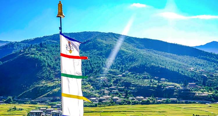 Bandera de oración butanesa contra un telón de fondo de montañas.