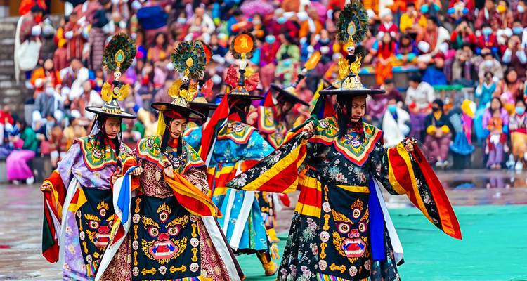 Traditionelle Tanzaufführung mit Menschen in bunter Kleidung.