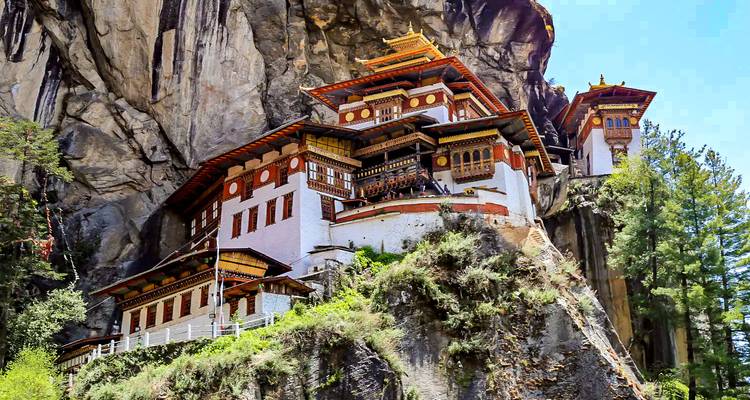 Berühmtes Taktsang-Kloster auf einer Klippe mit Bäumen.