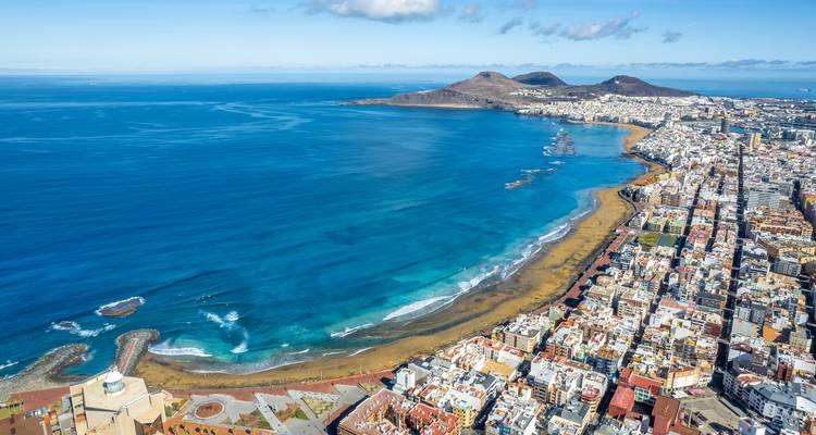 Image aérienne de Las Palmas de Gran Canaria montrant la plage de Las Canteras qui s'incurve le long de l'Atlantique turquoise