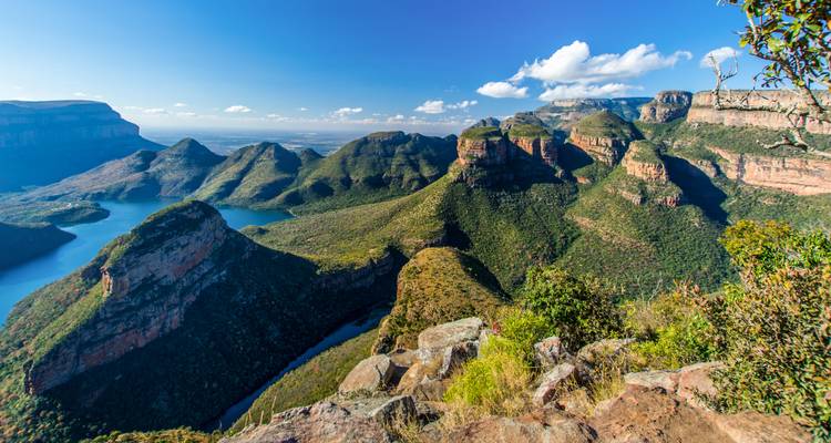 Blyde River Canyon mit atemberaubenden Ausblicken auf schroffe Berge und Wasser.