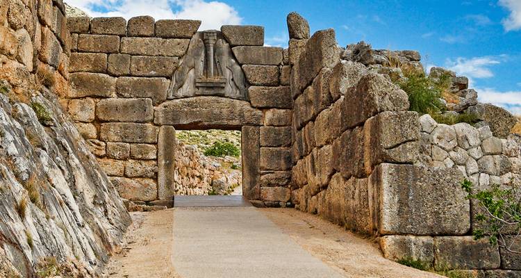 Altes Steintor, flankiert von massiven zyklopischen Mauern an einer archäologischen Stätte.