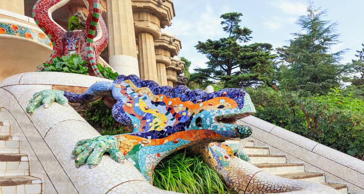Sculpture de lézard en mosaïque colorée sur les escaliers du Parc Güell