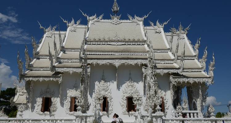 Weißer Tempel mit kunstvoller Architektur in Chiang Rai.