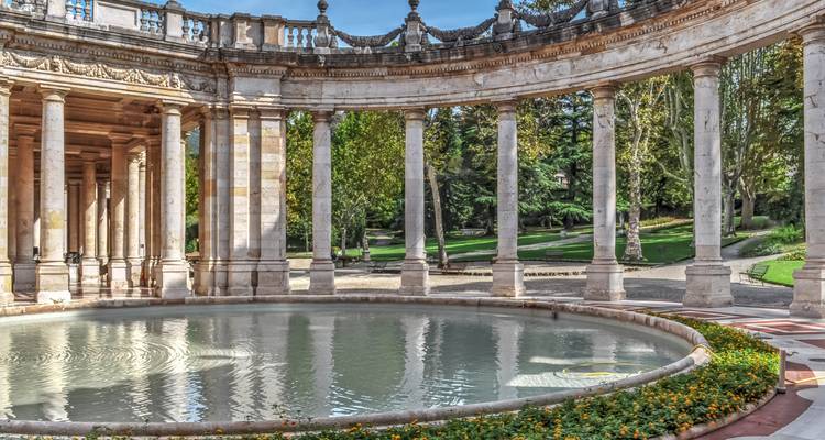 Elegante neoklassizistische Kolonnade, die ein Thermalbecken in Montecatini Terme umgibt