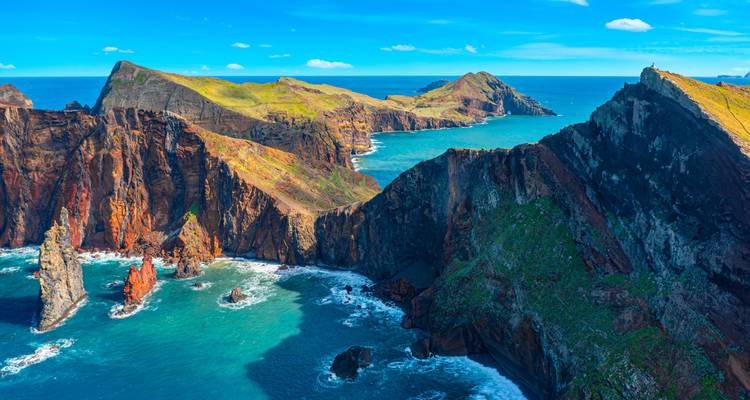 Dramatische vulkanische rotsen en turquoise Atlantische wateren aan de punt van eiland Madeira