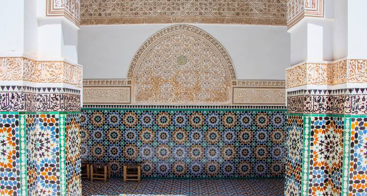 Kunstvolle Fliesenarbeit und Torbogen in einem traditionellen Gebäude.