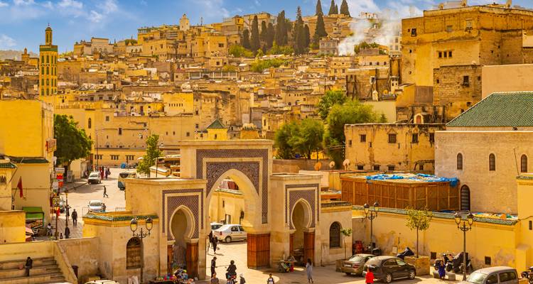 Geschäftige Stadt mit einem großen Tor und umliegenden Gebäuden.