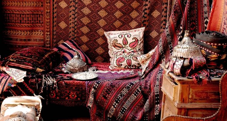 Traditionelle Textilien und Dekoration in einer gemütlichen Atmosphäre.