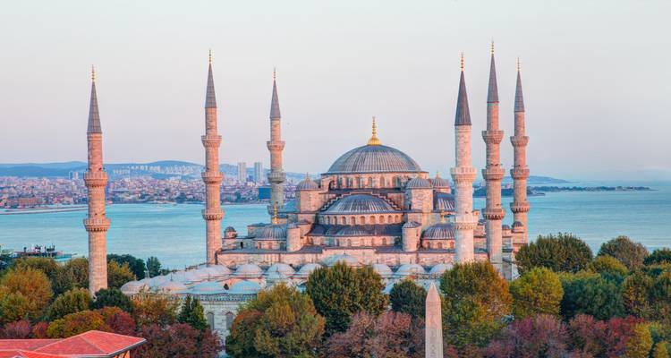 Die ikonische Blaue Moschee mit Minaretten und dem Meer im Hintergrund.