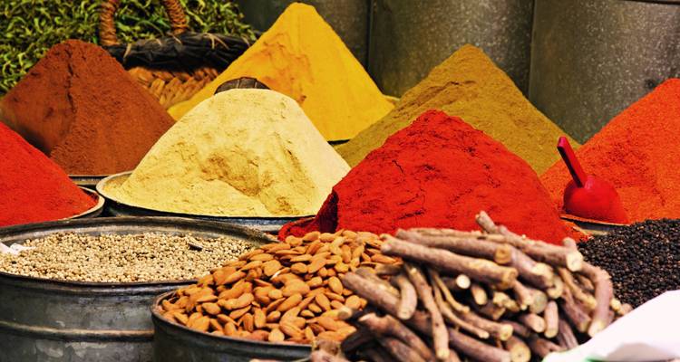 Levendige stapels kruiden op een markt.