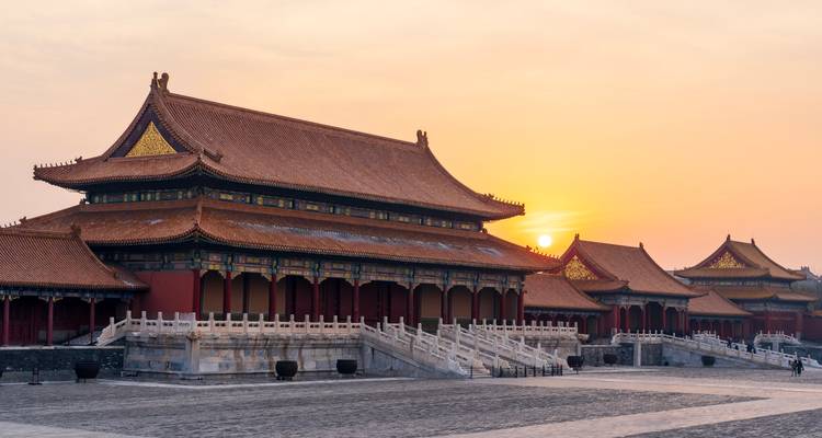 Alter Palast bei Sonnenaufgang mit traditioneller Architektur.