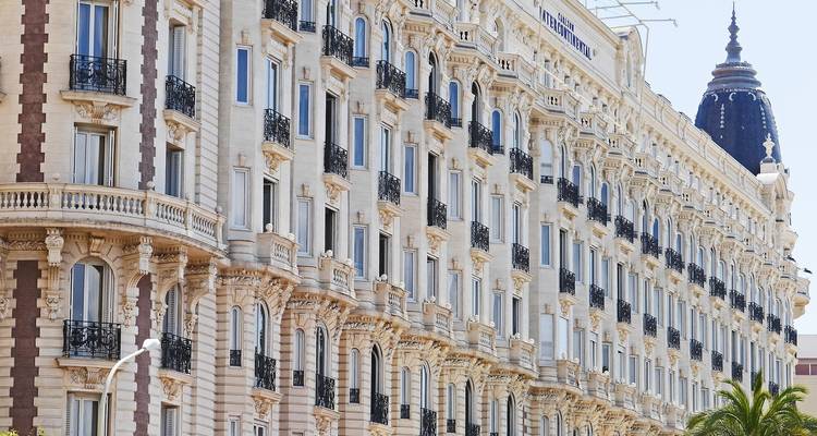 Gros plan de l'architecture historique avec des balcons ornés à Cannes.