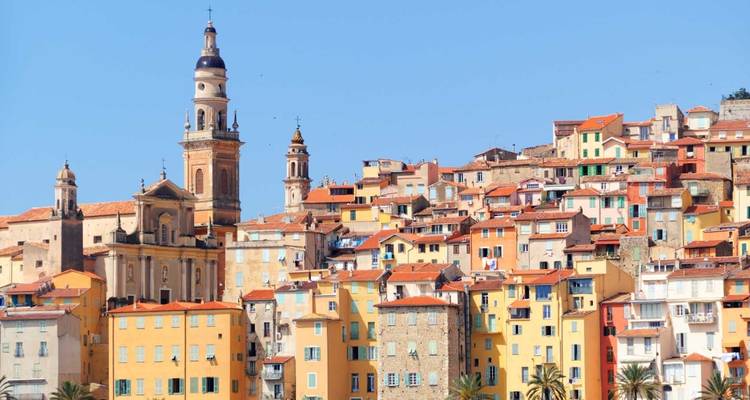 Bâtiments colorés sur une colline avec une architecture historique et un ciel bleu vif.