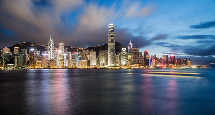 Hong Kong Skyline bei Nacht mit beleuchteten Gebäuden.