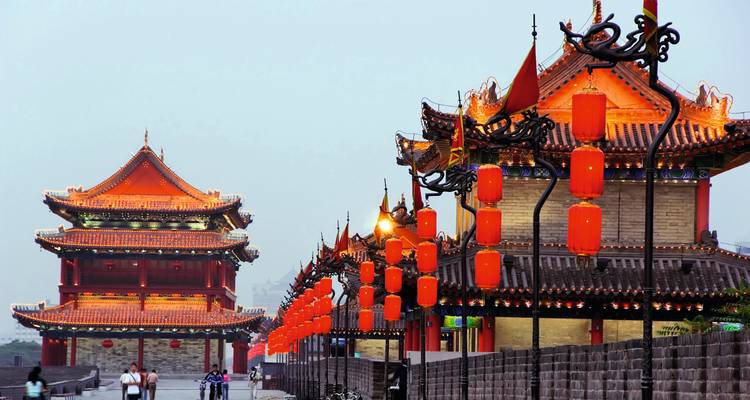 Architecture chinoise traditionnelle avec des lanternes rouges au crépuscule.