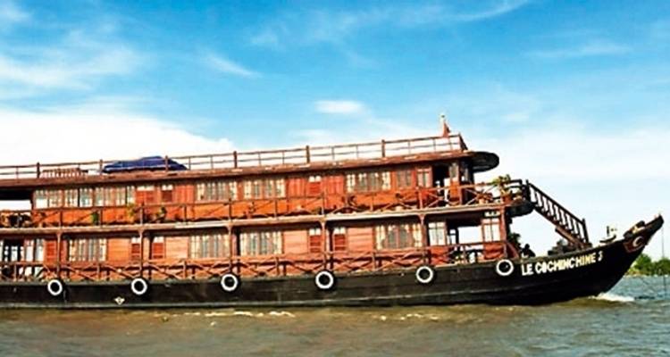 Un bateau en bois traditionnel sur une rivière.
