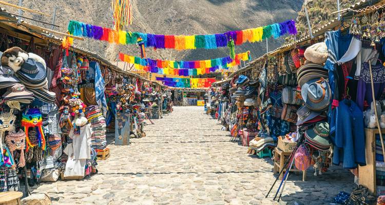 Ruelle de marché artisanal andin vibrant ornée de bannières multicolores et de produits en alpaga.