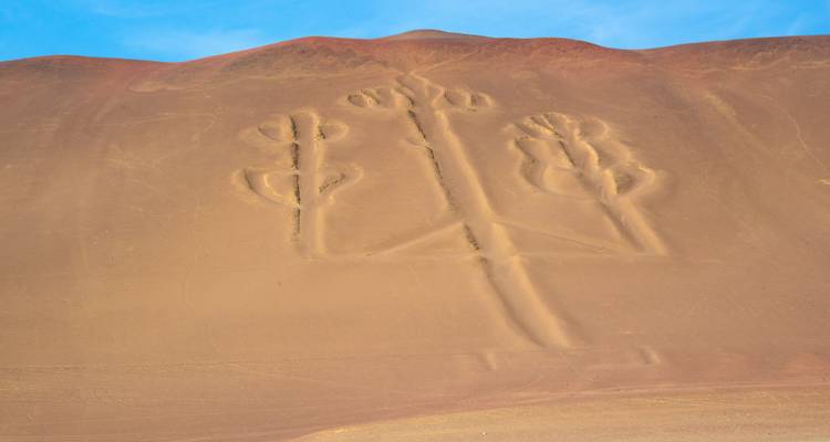 Grande géoglyphe connu sous le nom de Candélabre de Paracas gravé dans une colline sableuse.