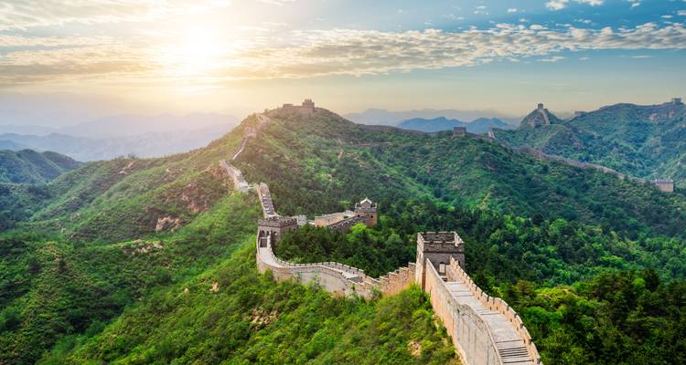 Vue aérienne de la Grande Muraille de Chine s'étendant à travers un paysage forestier.