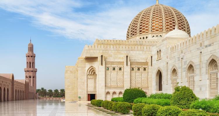 Een grote moskee met ingewikkelde architectuur en een grote koepel.