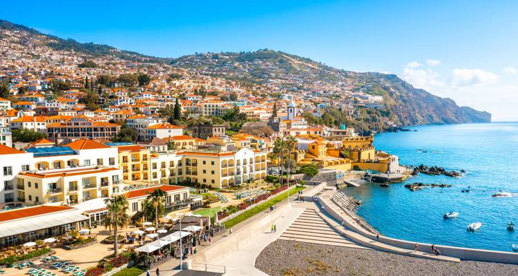 Promenade en bord de mer et centre historique de Funchal s'étendant le long d'une baie bleu calme