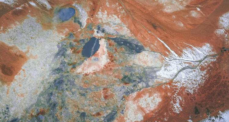 Luftaufnahme einer farbenfrohen geothermischen Landschaft