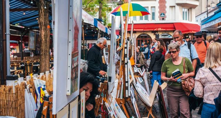 Marché en plein air animé avec des expositions d'art et des gens qui interagissent.