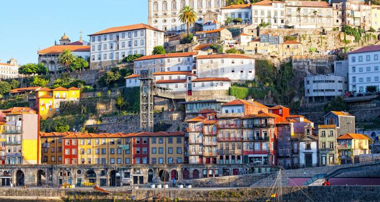 Les maisons colorées au bord de la rivière et les bâtiments en terrasses du quartier de Ribeira à Porto brillant à la lumière du fin d'après-midi