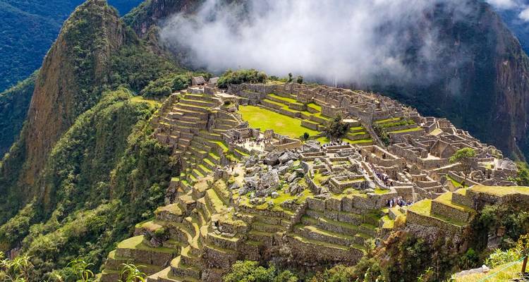 Iconische ruïnes van Machu Picchu te midden van weelderige bergen.