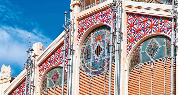 Façade d'édifice ornée avec vitraux colorés et colonnes détaillées.