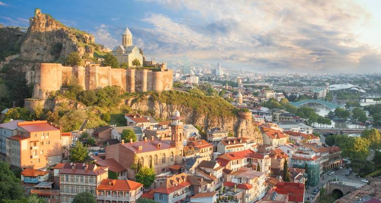 Goldene Stunde Panorama der Altstadt von Tiflis mit Narikala-Festung und Ziegeldächern.
