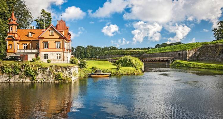 Schilderachtig uitzicht op een gebouw aan een rivier