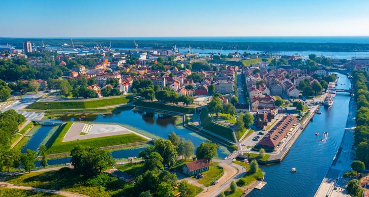 Luftaufnahme im Sommer der Altstadt von Klaipeda, Befestigungsanlagen und Wasserwege, die auf die Ostsee treffen.