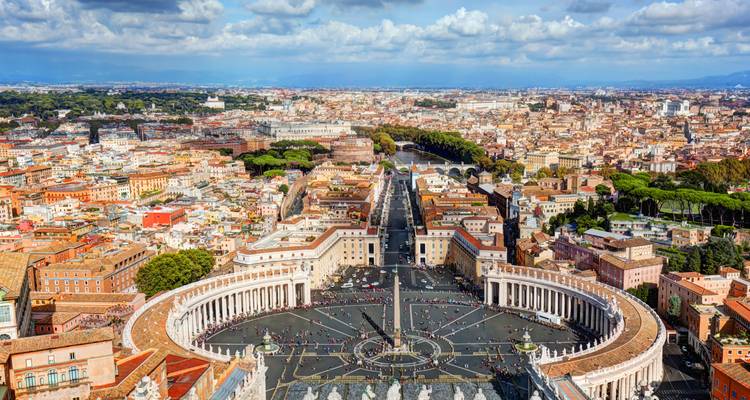 Atemberaubender Panoramablick über den Petersplatz und die weitläufige Stadtlandschaft Roms unter dramatischen Wolken.