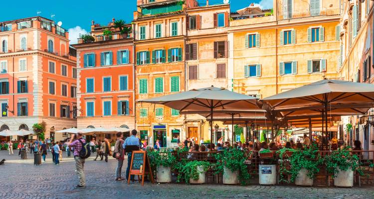 Place Navone animée avec cafés en plein air et bâtiments colorés