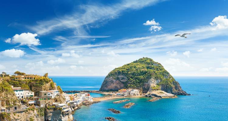 Pittoresk vissersdorp Sant'Angelo met een koepelvormig eilandje onder dramatische wolkenstrepen.