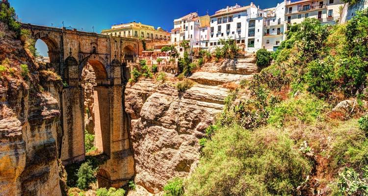 Brücke und Häuser über einer Schlucht.