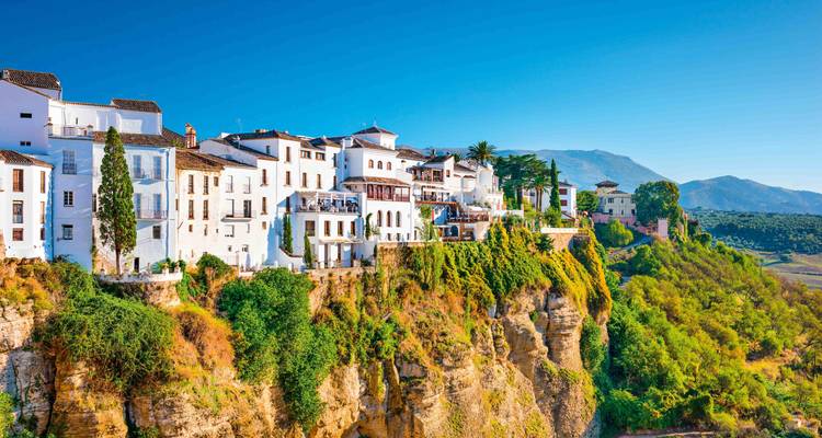 Häuser, die auf einer Klippe in Ronda, Spanien thronen.