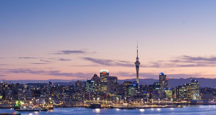 Stadtbild mit hohen Gebäuden während der Dämmerung.