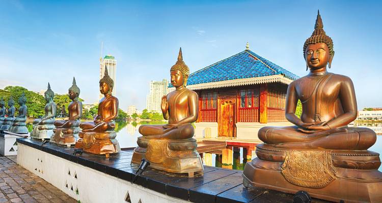 Buddha-Statuen mit Blick auf ein Wasserspiel in Colombo.