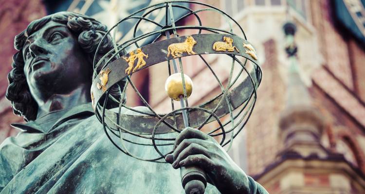 Nahaufnahme des Copernicus-Denkmals, das eine Armillarsphäre in Thorn hält.