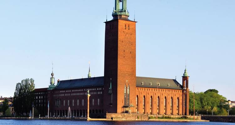 Hôtel de ville de Stockholm vu de l'autre côté de l'eau.