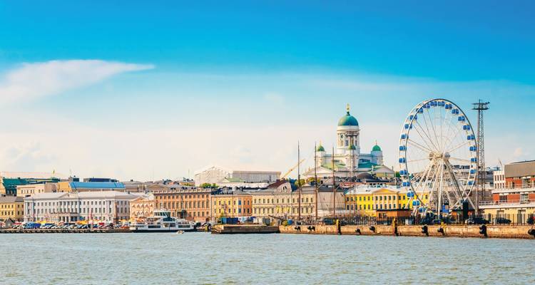Vue sur le front de mer d'Helsinki avec une grande roue et une cathédrale.