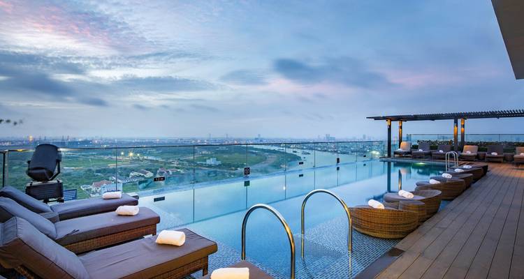 Modern zwembad op het dak met stadshorizon op de achtergrond.