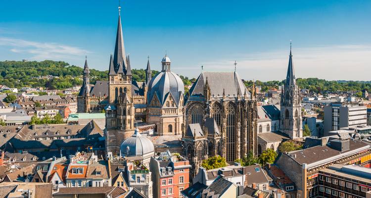 Vista aérea panorámica del complejo de la catedral histórica de Aachen elevándose sobre los tejados de la ciudad antigua.