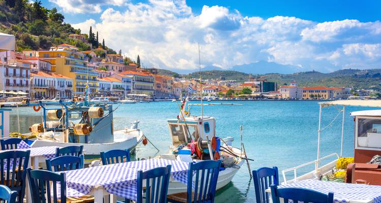 Fischerboote, die im Hafen von Nafplion anlegen.