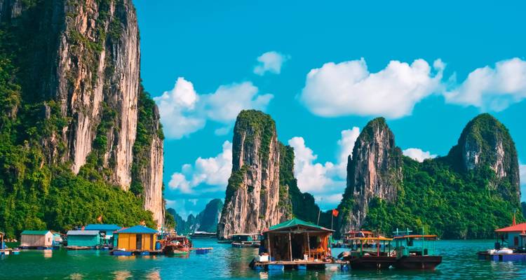 Spektakulärer Blick auf die Halong-Bucht mit Kalksteininseln und blauem Wasser.