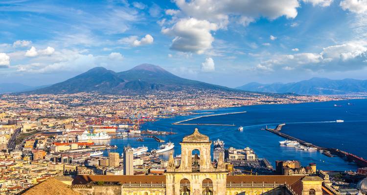 Vista panorámica del puerto de Nápoles con el Monte Vesubio elevándose sobre la extensa ciudad y la bahía