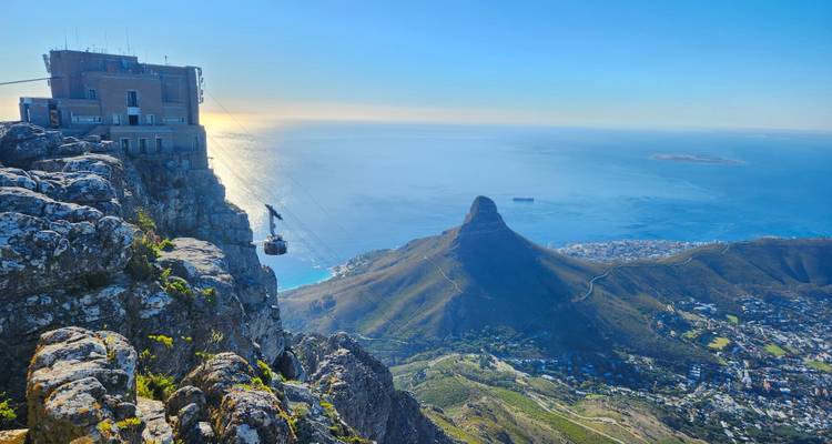Vue aérienne de Table Mountain avec un téléphérique et un paysage urbain.
